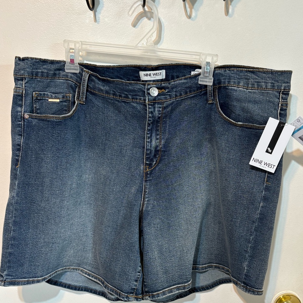 Nine West NWT  Blue Denim Jeans Gramercy Shorts, 5 pockets . Size 20W